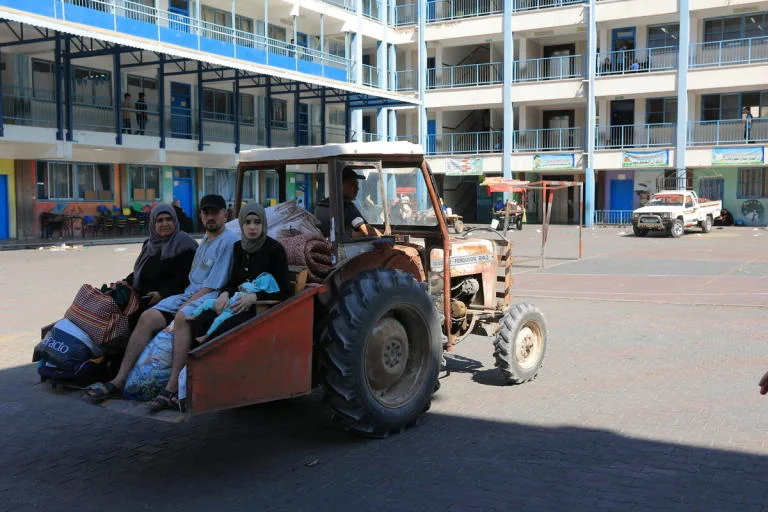 Семья прибывает в школу в поисках безопасности. Фото: Yousef Hammash / NRC