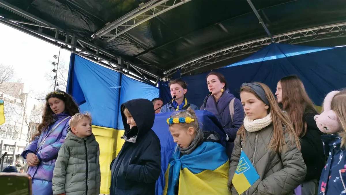 Выступает лауреат Нобелевской премии мира Александра Матвийчук. Париж. Фото: Юрий Сафронов специально для «Новой газеты Европа»