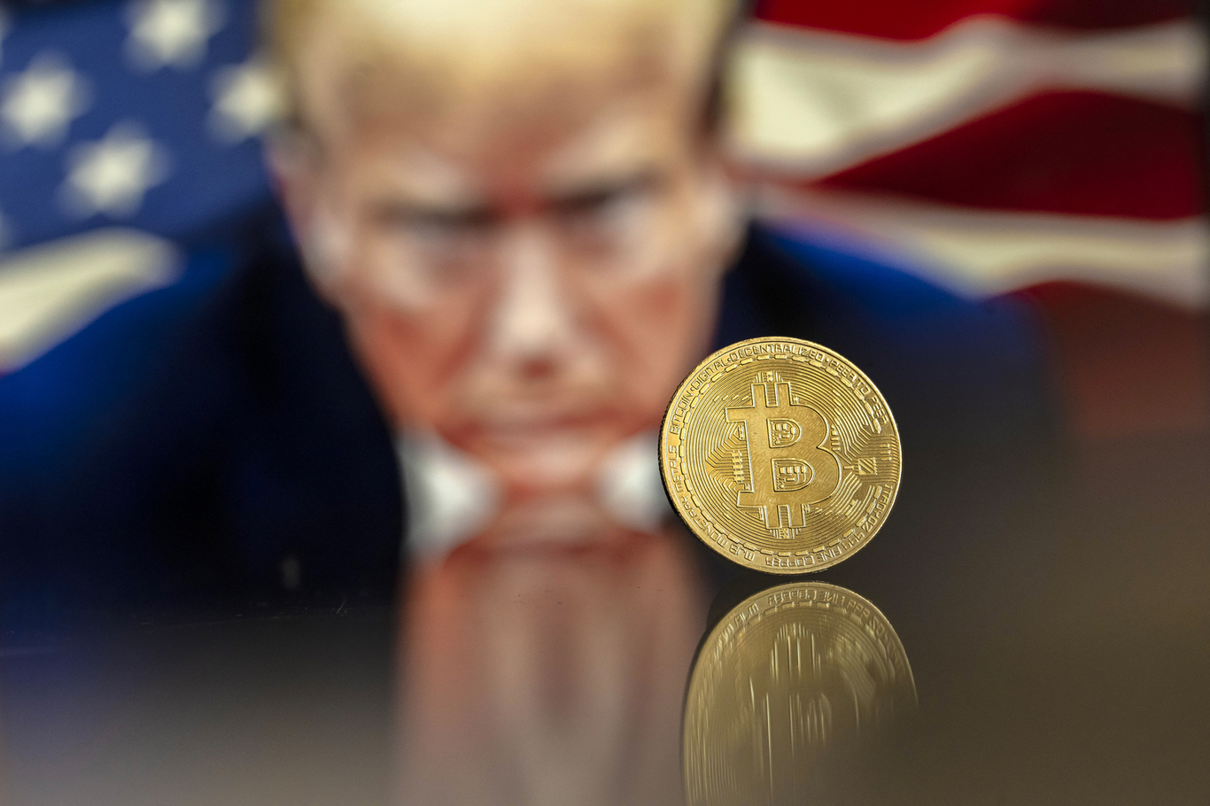 Символический биткоин на фоне изображения Дональда Трампа. Фото: Pablo Gianinazzi / EPA