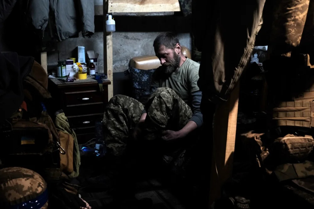 A Ukrainian soldier gets dressed near the Donetsk region town of Vuhledar, Ukraine, 7 March 2023. Photo: EPA-EFE/MARIA SENOVILLA