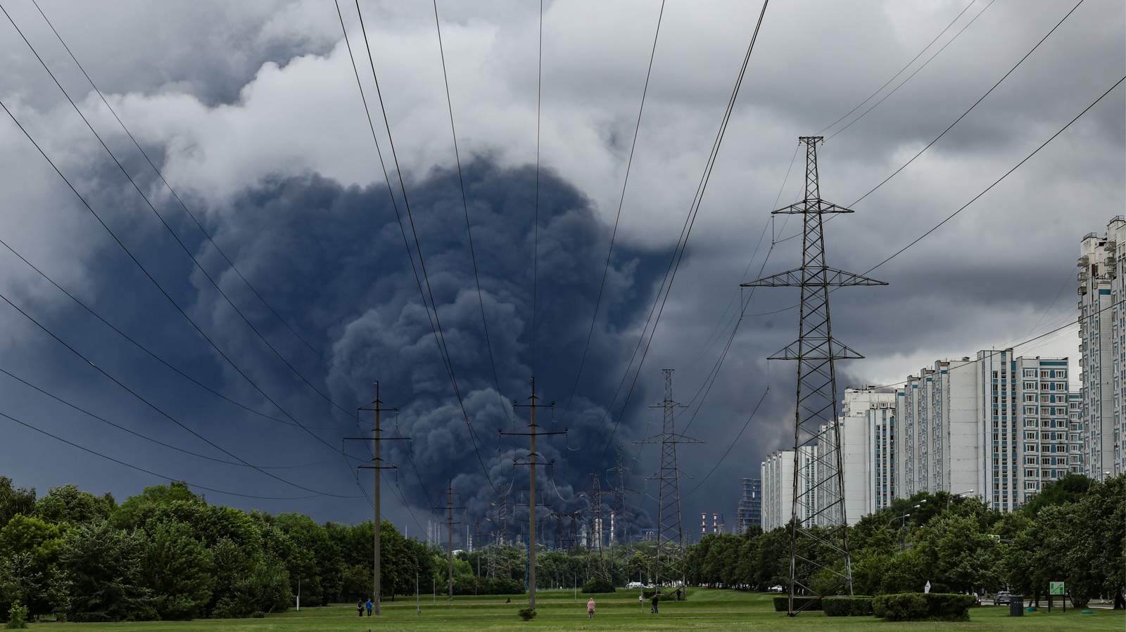 A pall of black smoke rises over Moscow following a Ukrainian drone strike, 18 June 2026. Photo: EPA
