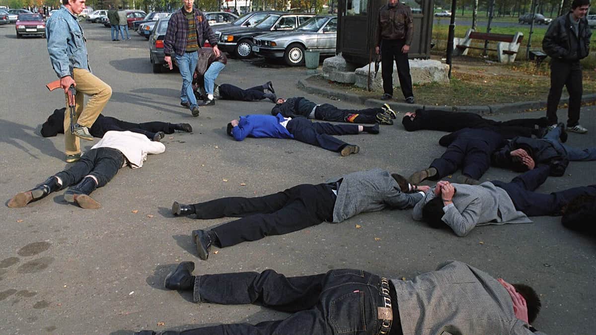 Задержание членов двух преступных группировок в Москве, Россия, 12 октября 1994 года. Фото: Дмитрий Баринов / EPA
