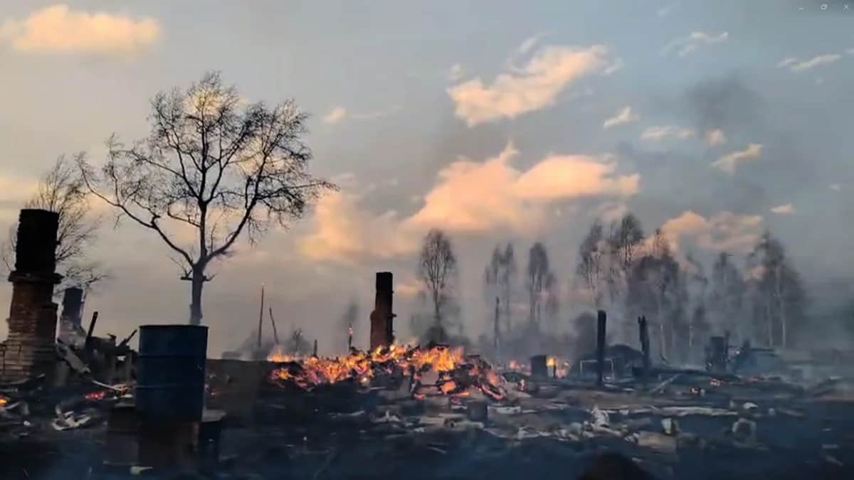 Горящий дом в Хакасии. Фото: кадр из видео администрации Нижнеудинского района