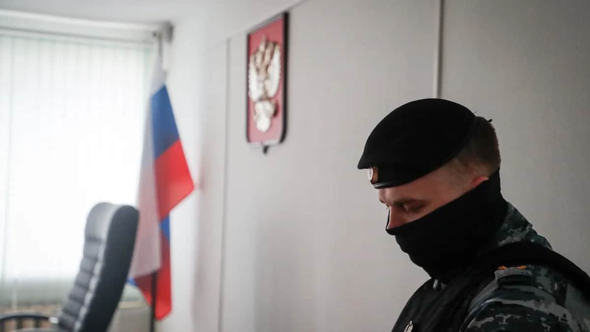 A policeman guards the courtroom during Alexey Mosklayov’s trial for “discrediting the armed forces” in Yefremov, Russia, 6 April 2023. Photo: EPA / MAXIM SHIPENKOV