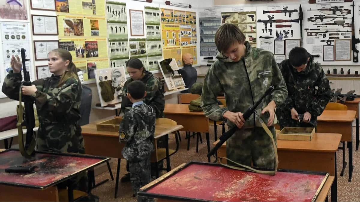 Школьники на занятиях по начальному военному образованию в школе Дивногорска, Красноярский край, 27 сентября 2023 года. Фото: Илья Наймушин / Спутник / Imago Images / Scanpix / LETA