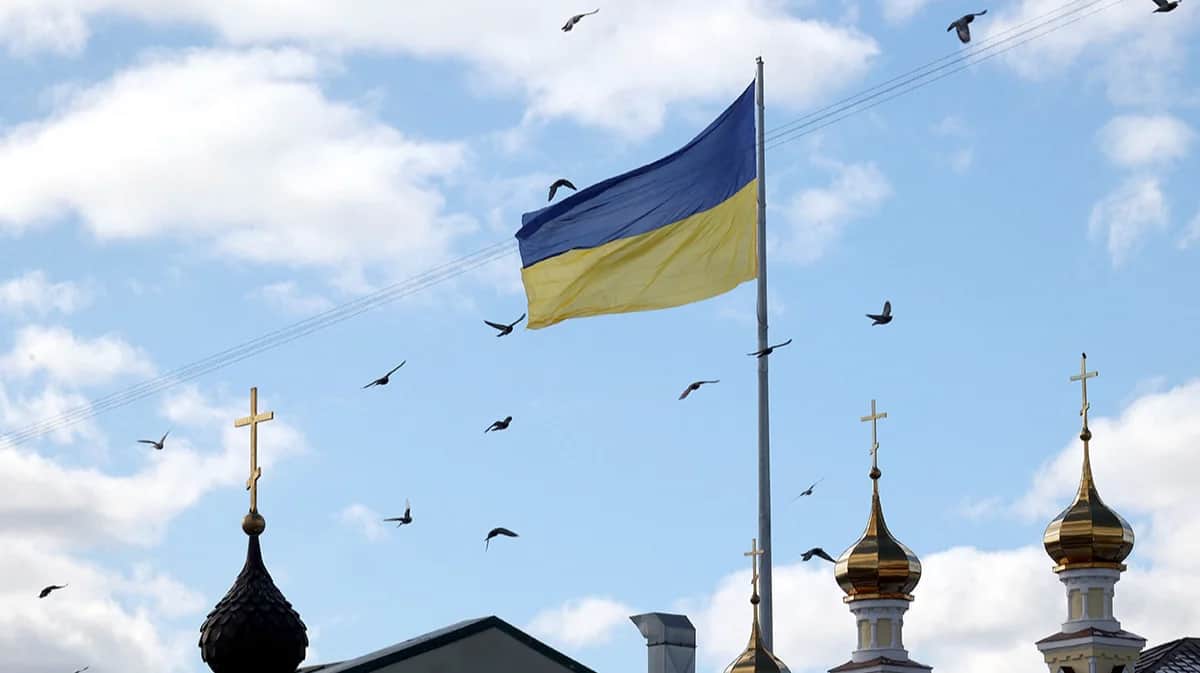 Украинский флаг на фоне церковных куполов, Харьков, Украина, 20 февраля 2024 года. Фото: Vyacheslav Madiyevskyy / Ukrinform / ABACAPRESS.COM / Scanpix / LETA