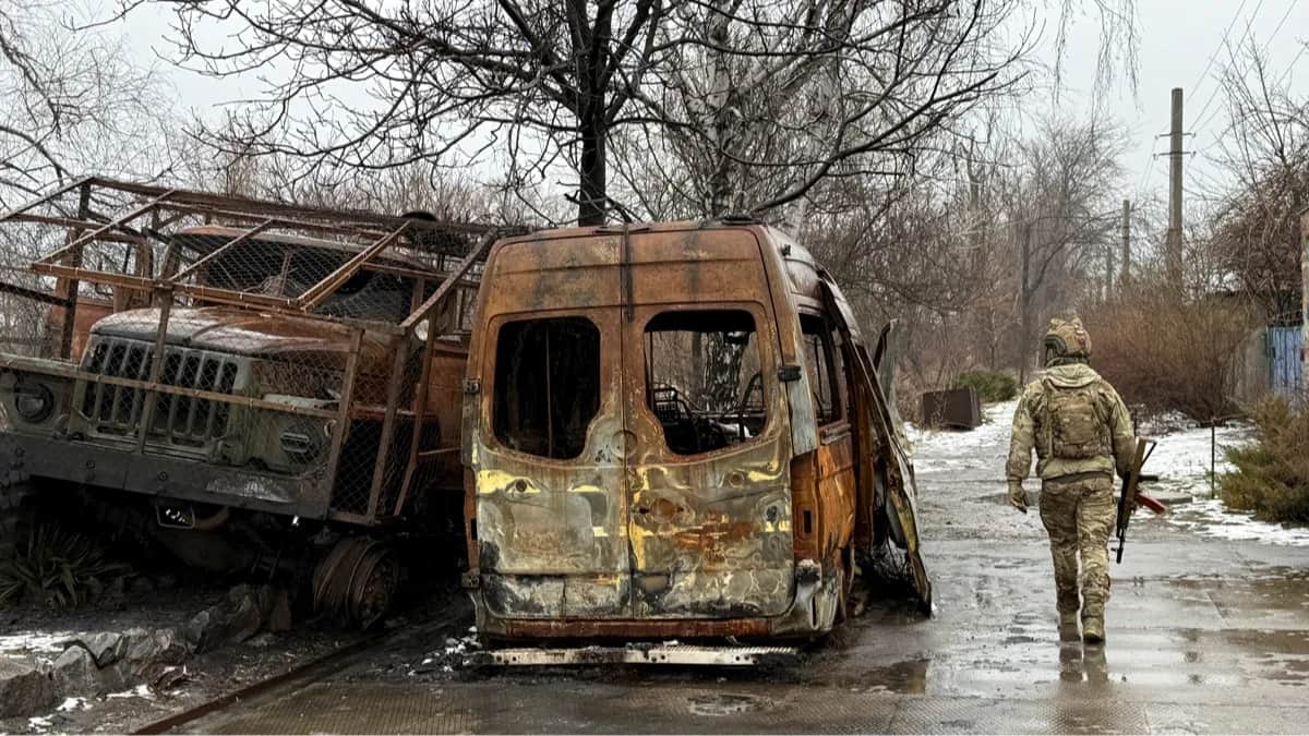 Украинский военнослужащий на дороге среди уничтоженных автомобилей в прифронтовой Константиновке, Донецкая область, Украина, 19 февраля 2026 года. Фото: Reuters / Scanpix / LETA