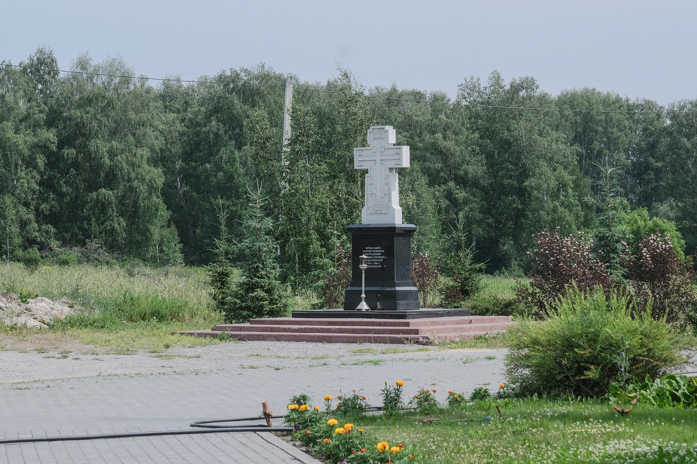 Памятник погибшим заключенным лагеря ОЛП-4 на территории Святого источника и храма Новомучеников. Фото: «Ветер»