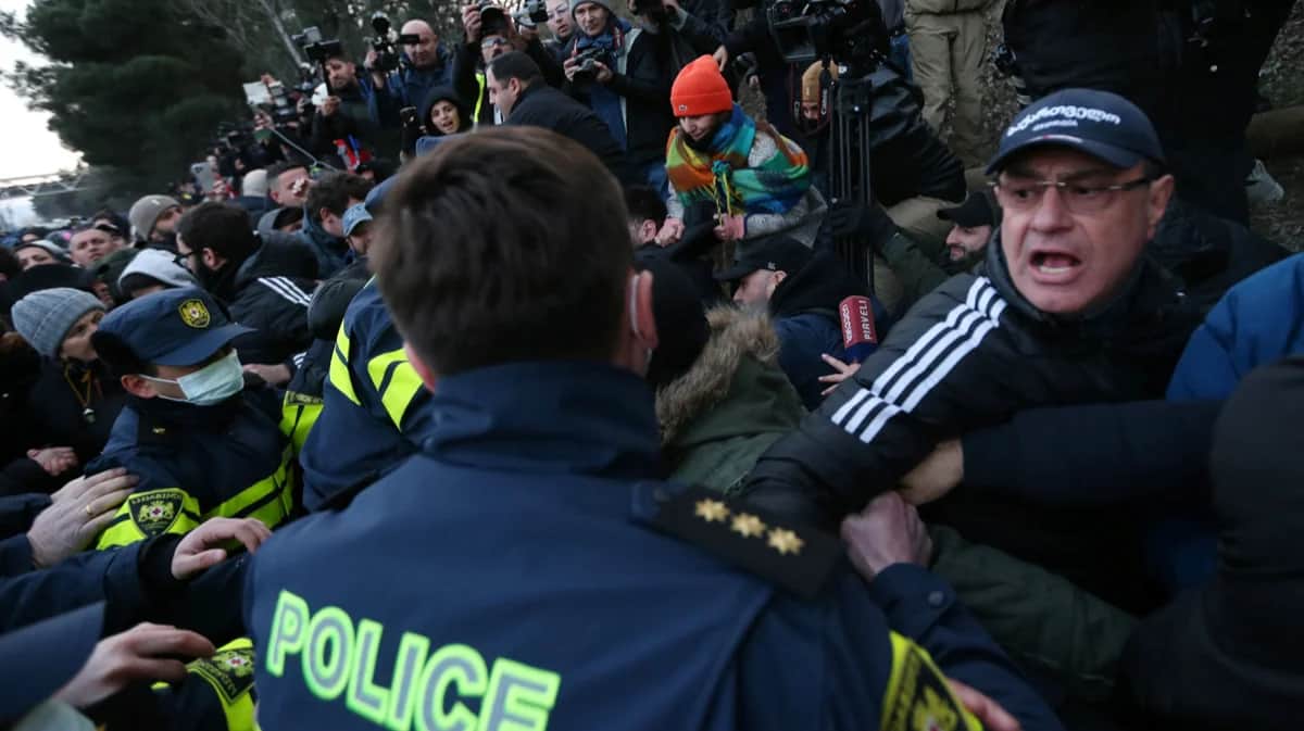 Столкновения протестующих с полицией на акции с требованием новых парламентских выборов, Тбилиси, Грузия, 2 февраля 2025 года. Фото: Irakli Gedenidze / Reuters / Scanpix / LETA
