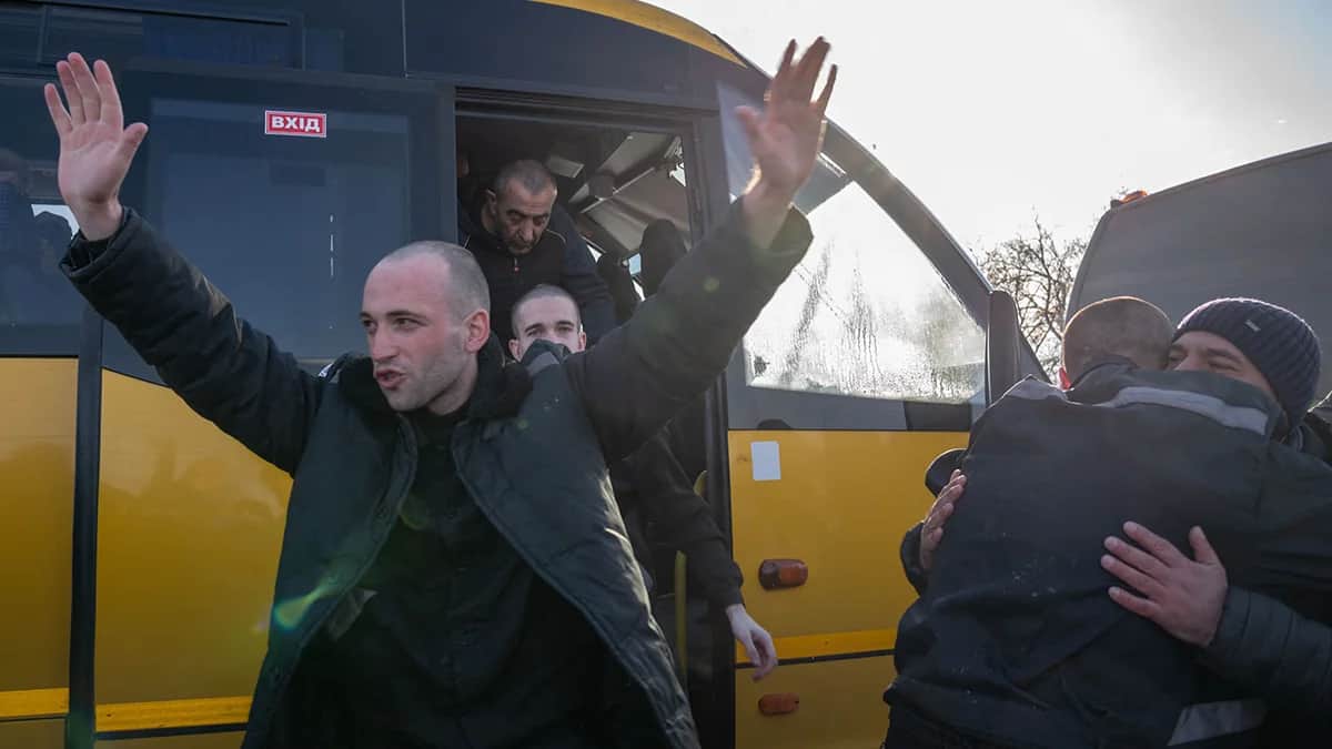 Украинские солдаты, вернувшиеся домой после обмена военнопленными между Россией и Украиной, 31 января 2024 года. Фото: ABACA / Scanpix / LETA
