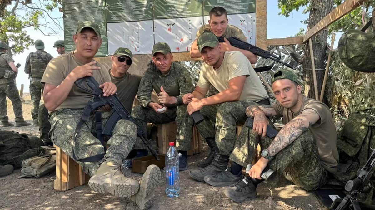 Владимир Осколков среди сослуживцев