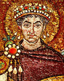 Юстиниан I изображён на мозаике из базилики Сан-Витале, Равенна. Фото: Wikimedia Commons