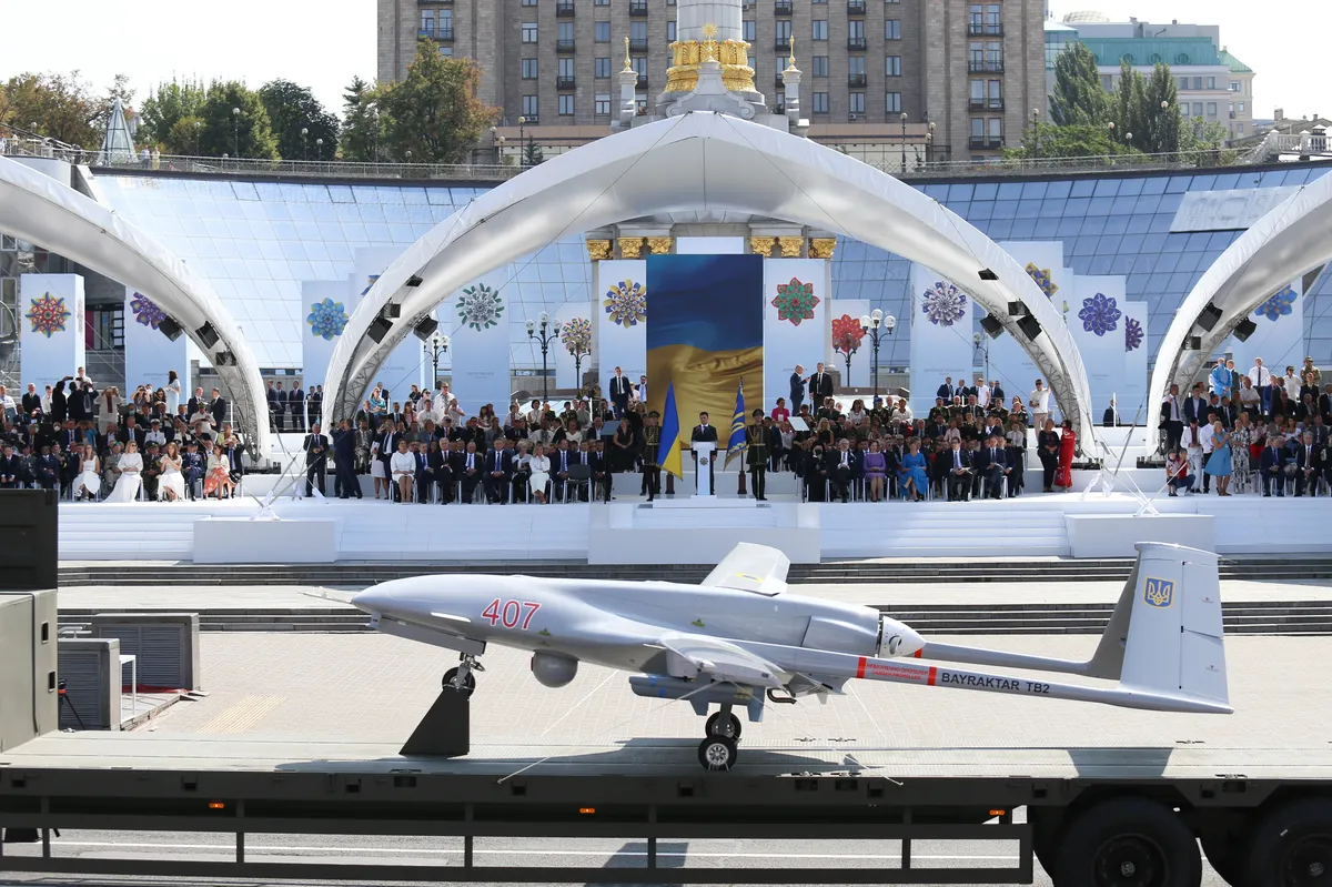 24 августа 2021 г., беспилотник Bayraktar во время парада в честь Дня независимости Украины в Киеве. Фото: Mohammad Javad Abjoushak/ Getty Images