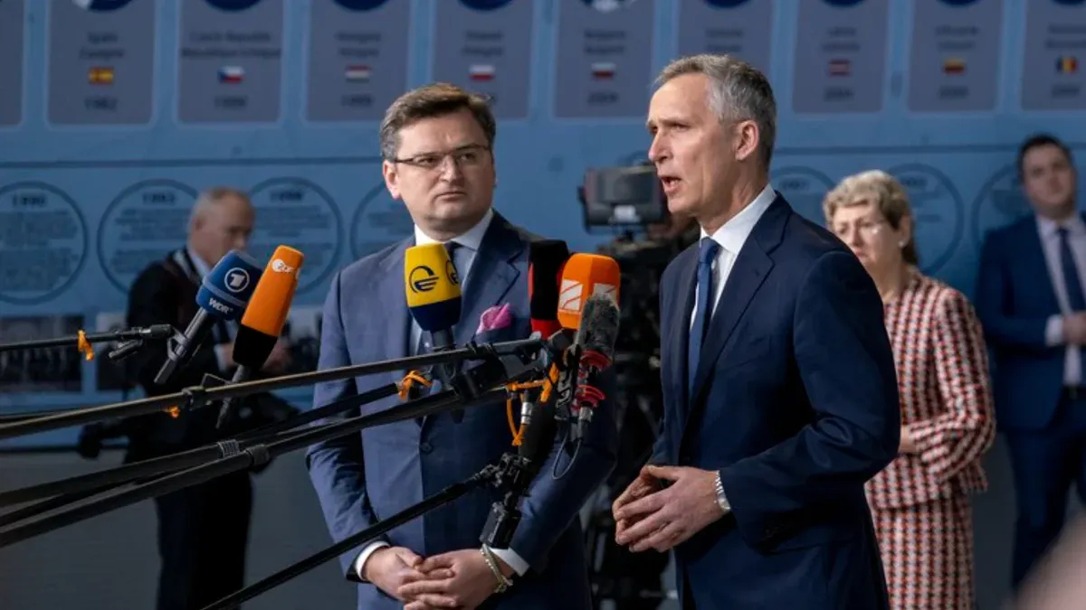 Dmytro Kuleba (L) and Jens Stoltenberg