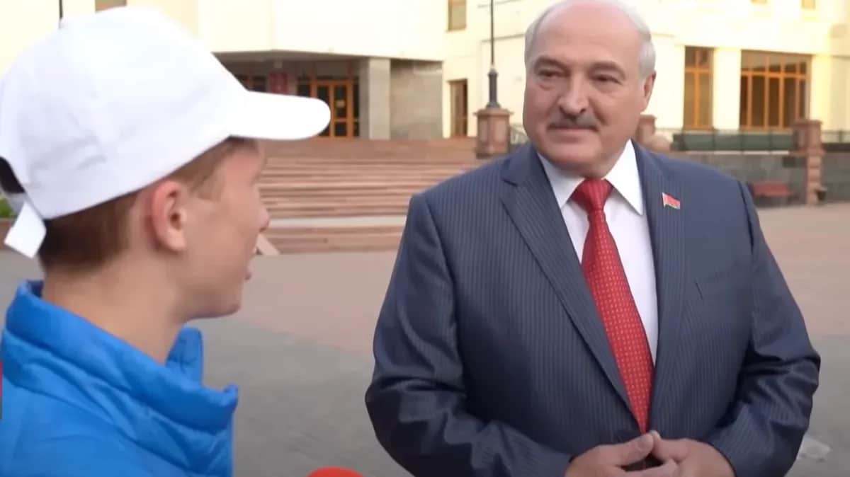 Александр Лукашенко отвечает на вопрос Ильи Карозы. Фото: скрин видео
