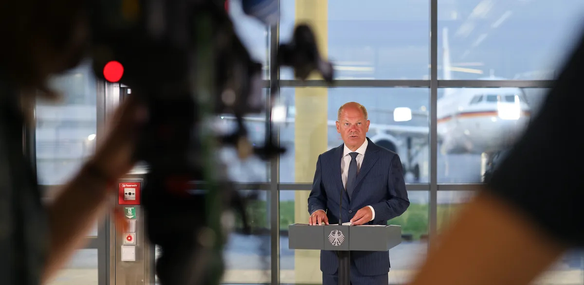 German Chancellor Olaf Scholz addressed reporters as freed prisoners from Russia arrive at Cologne Bonn Airport. Photo: EPA-EFE / CHRISTOPH REICHWEIN / POOL