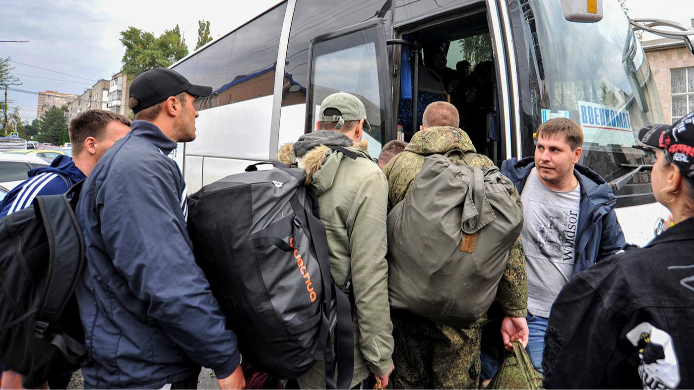 Российские мужчины, призванные по мобилизации на призывном пункте в Батайске, Ростовская область, Россия, 26 сентября 2022 года. Фото: Аркадий Будницкий / EPA