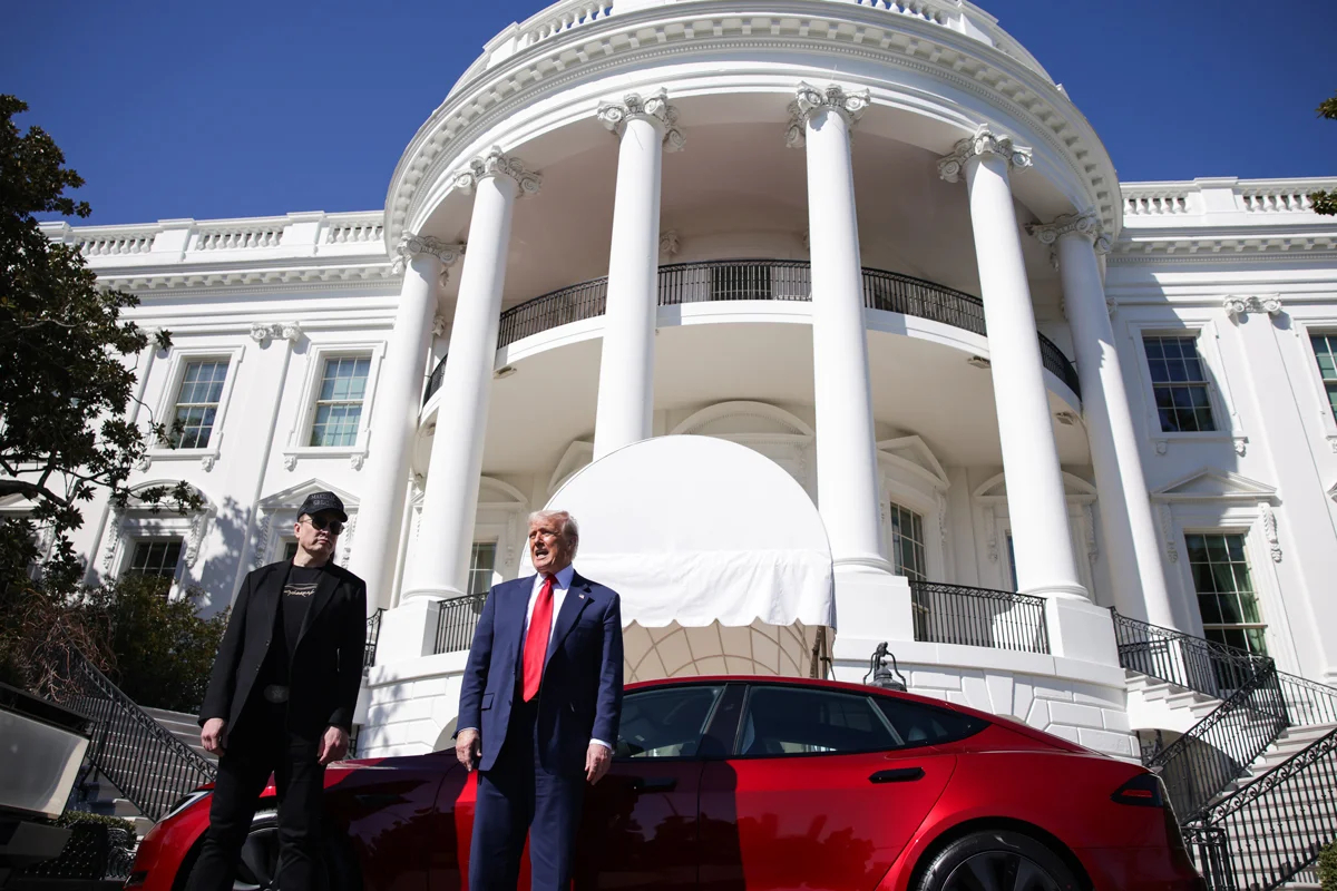 Илон Маск и Дональд Трамп на лужайке Белого дома с автомобилем Tesla, Вашингтон, округ Колумбия, США, 11 марта 2025 года. Фото: Samuel Corum / EPA / Scanpix / LETA