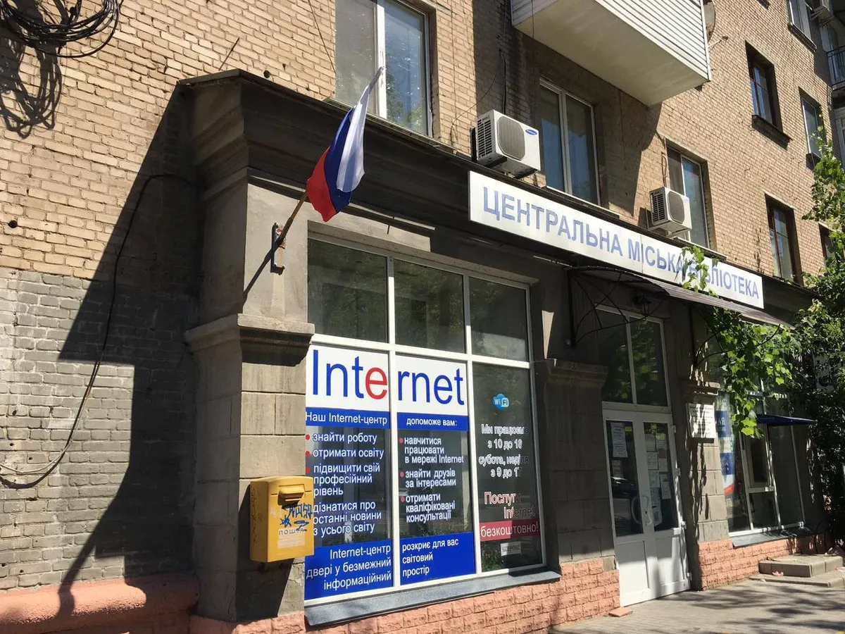 Российские триколоры развешаны везде. Фото: Соня Мустаева