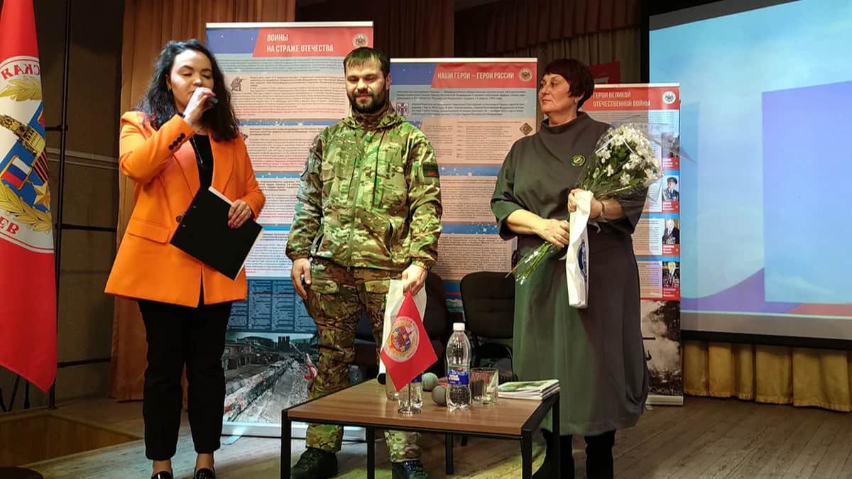 Никита Семьянов (в центре) на встрече со школьниками в Новосибирске. Фото: Герои России — Новосибирск / VK