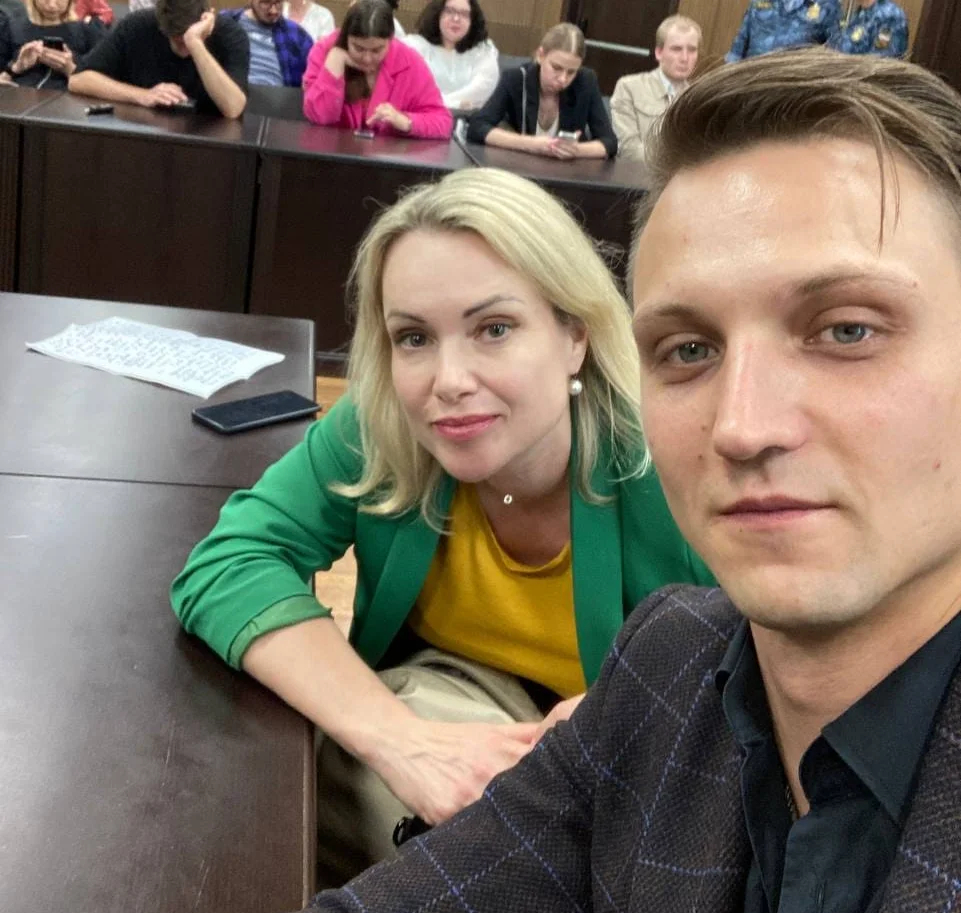 Марина Овсянникова с адвокатом Дмитрием Захватовым. Фото: Марина Овсянникова / фейсбук