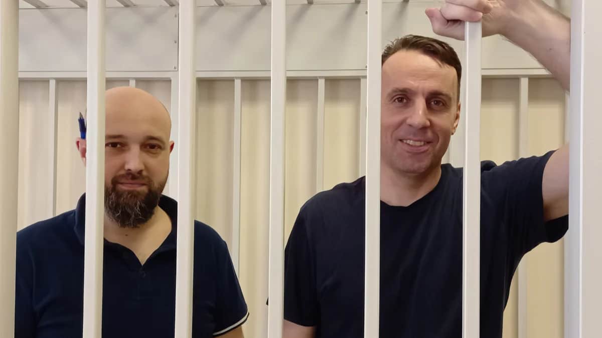 Ян Кателевский и Александр Дорогов в зале суда. Фото: ya_YANson / Twitter