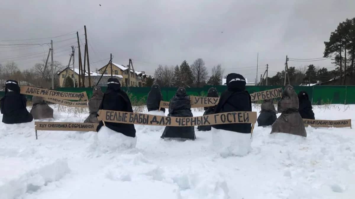 Снежные бабы в никабах, слепленные против строительства мечети в микрорайоне Верхняя Курья в Перми. Фото: скриншот из видео / соцсети / Vkontakte