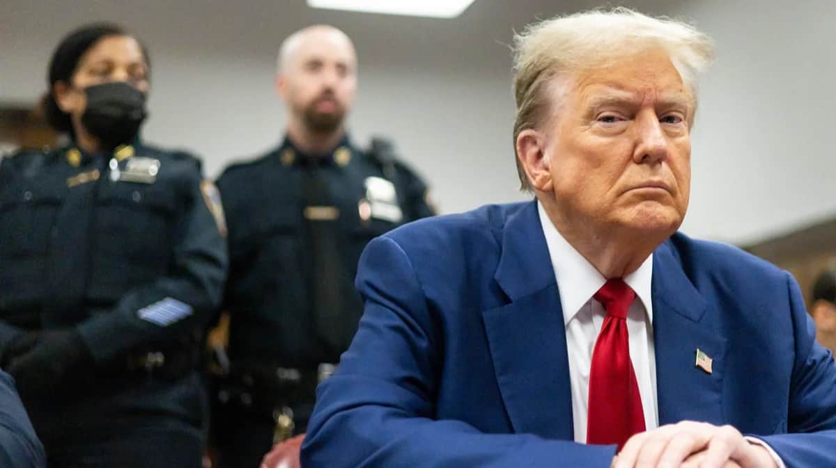Дональд Трамп в ожидании начала судебного процесса по его уголовному делу в Верховном суде штата Нью-Йорк, США, 30 апреля 2024 года. Фото: Justin Lane / EPA-EFE