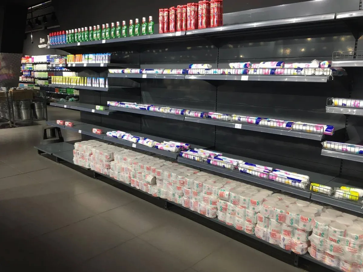 Выкладка товаров в супермаркете «Мера». Фото: Соня Мустаева
