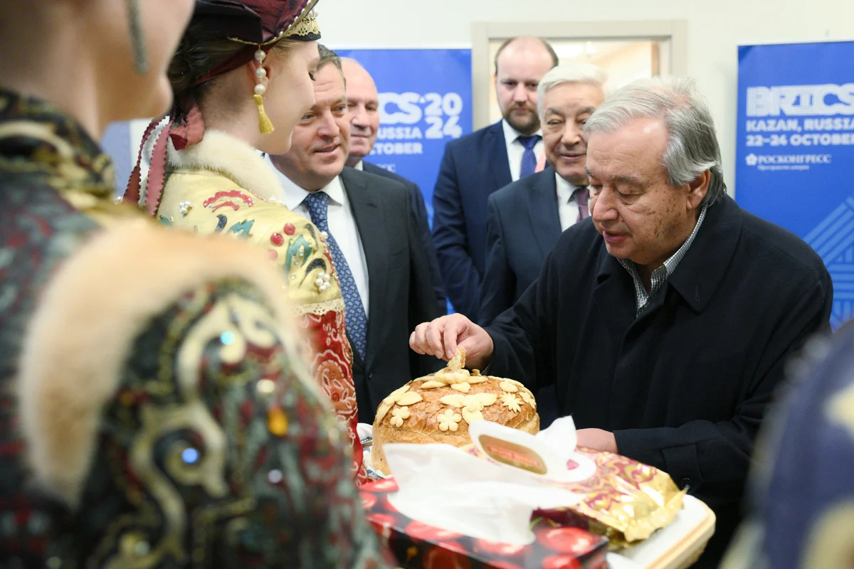 Генеральный секретарь ООН Антониу Гутерриш во время церемонии встречи в аэропорту Казани, 23 октября 2024 года. Фото: Алексей Филиппов / brics-russia2024.ru