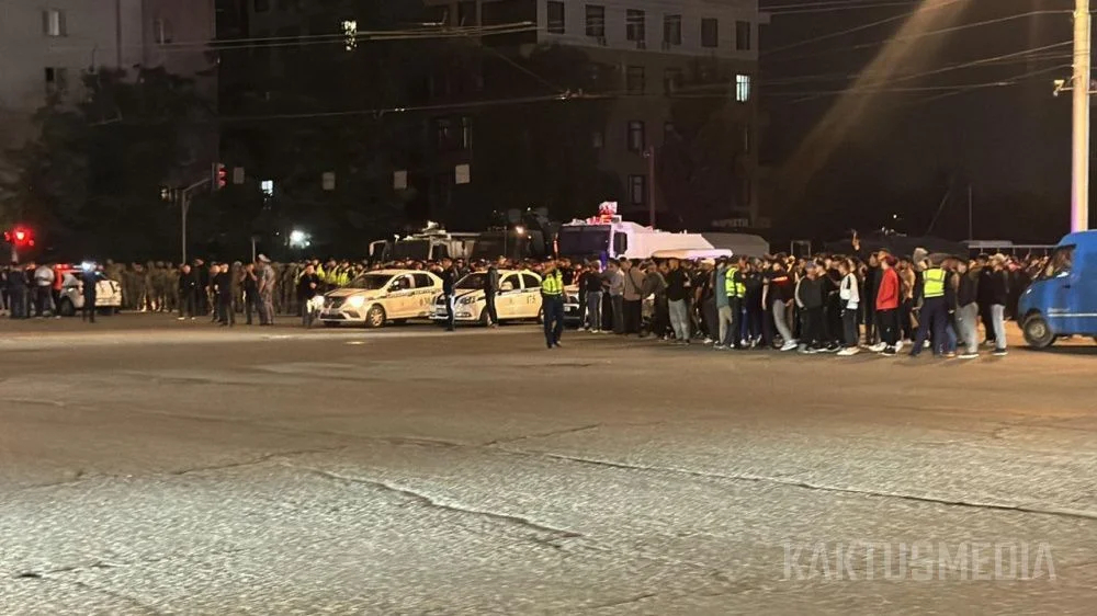Протесты в Бишкеке в ночь с 17 на 18 мая. Фото: Kaktus Media / Telegram