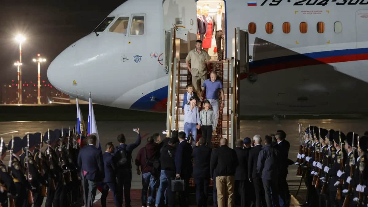 Eight Russian citizens released in the Russian-US prisoner swap arrive at Moscow’s Vnukovo Airport, 1 August 2024. Photo: EPA-EFE / GAVRIIL GRIGOROV