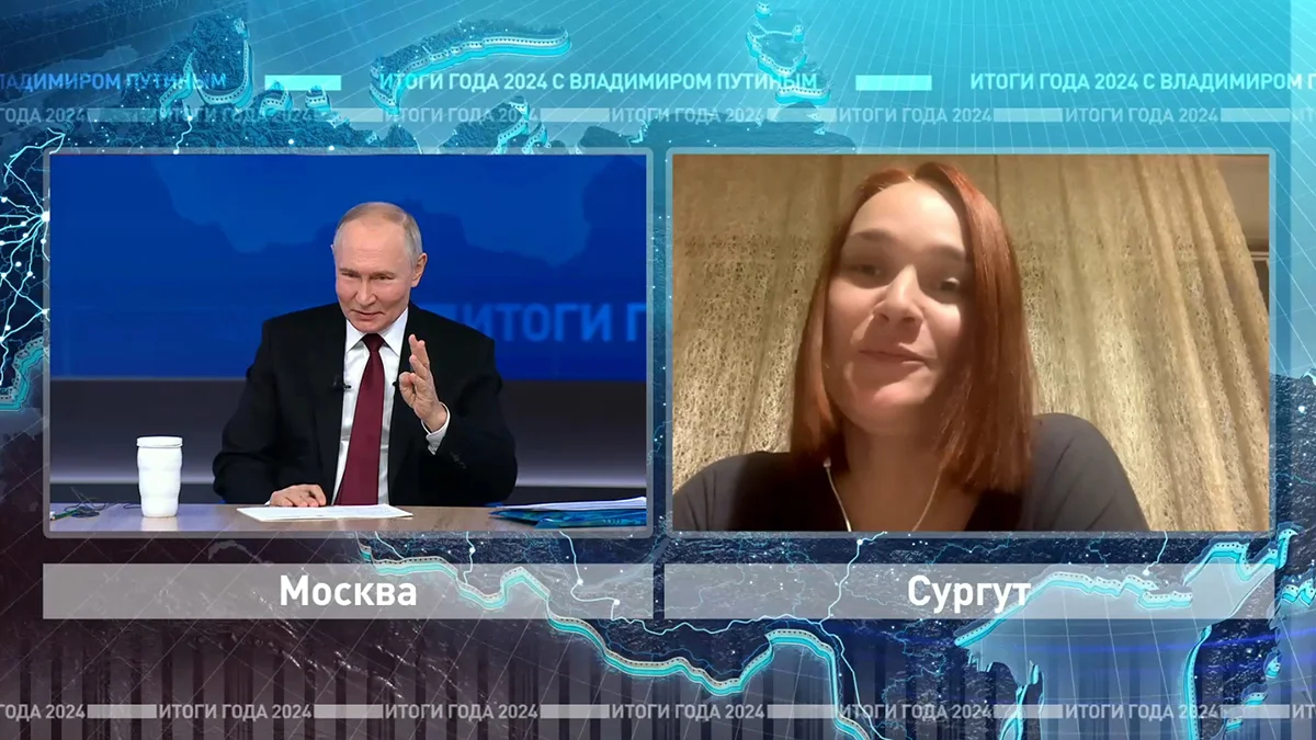 Женщина из Сургута задает вопрос на «Прямой линии». Кадр трансляции