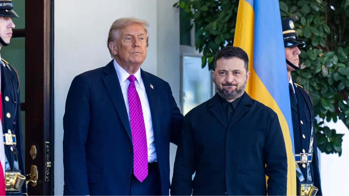 Дональд Трамп приветствует Владимира Зеленского у Белого дома, Вашингтон, округ Колумбия, США, 17 октября 2025 года. Фото: Shawn Thew / EPA