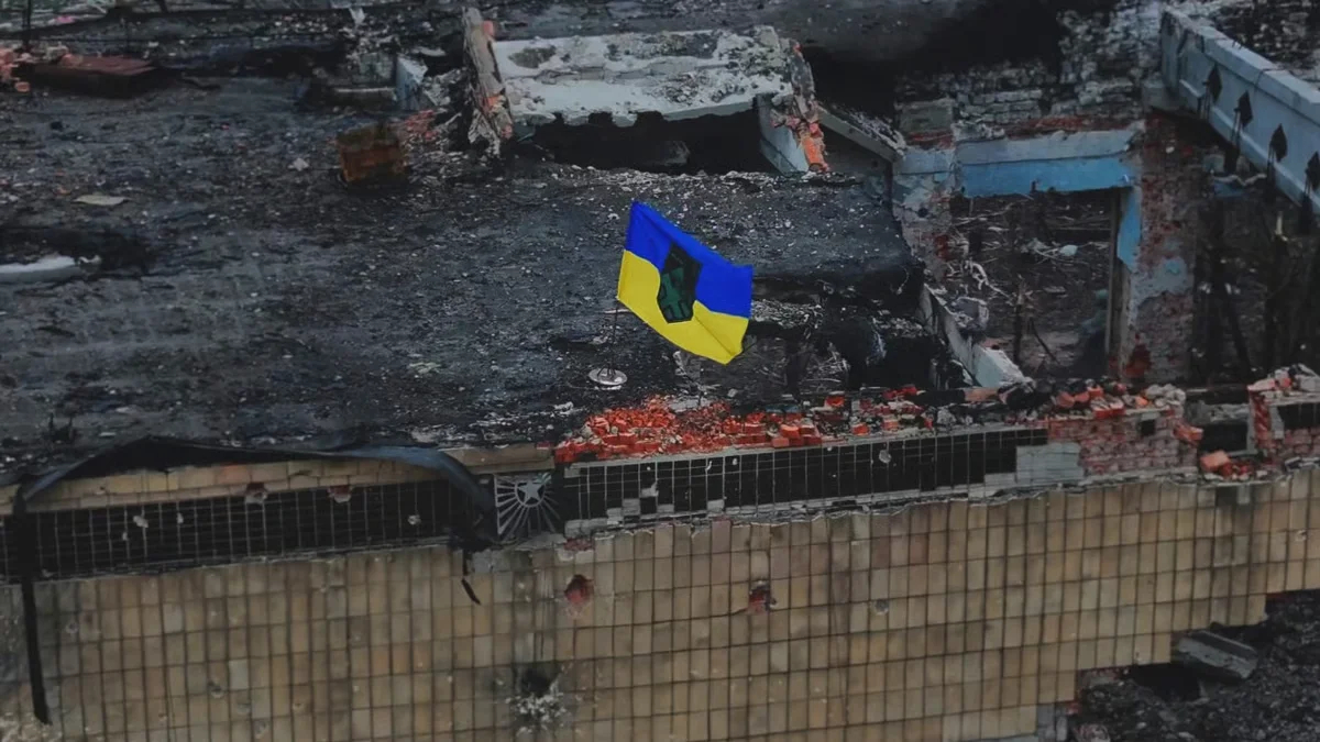 The flag raised by Ukrainian soldiers on the Kupyansk city administration building. Photo: Khartiya Corps
