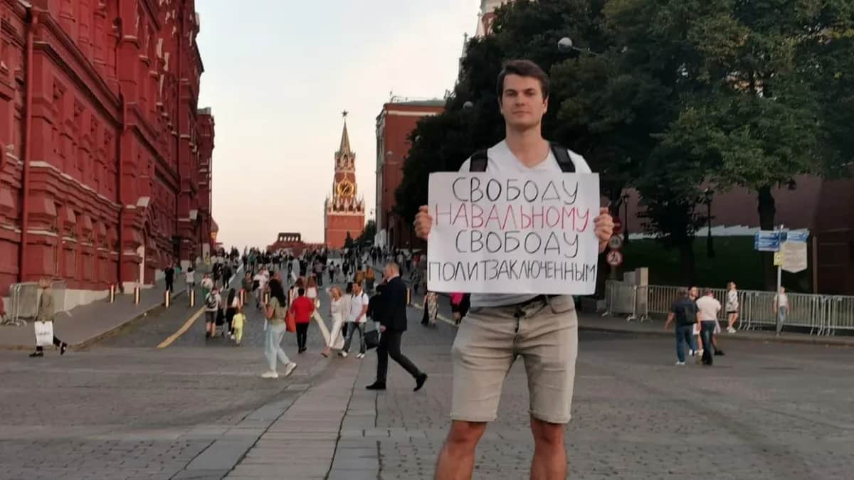 Alexey Malyarevsky picketing outside the Kremlin. Photo: SOTAvision