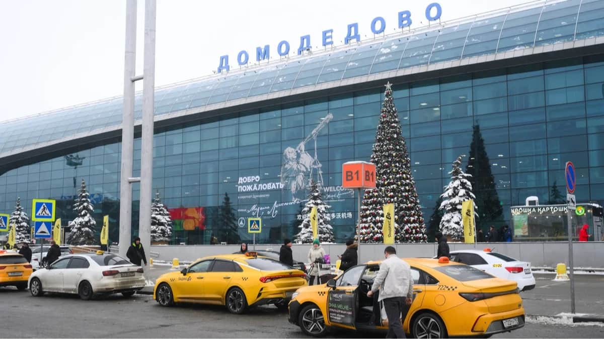 Такси припаркованы у терминала аэропорта Домодедово, 19 января 2026 года. Фото: Илья Питалев / Спутник / Imago Images / Scanpix / LETA
