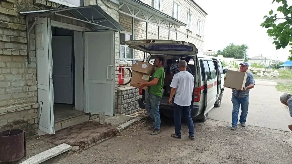 The humanitarian aid arrived from the Saratov region is being unloaded. Photo: Telegram channel svatovoLNR