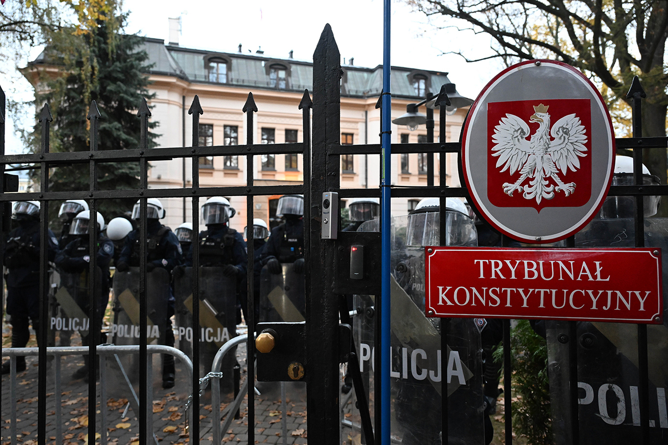 Польская полиция у Конституционного трибунала Польши в Варшаве. Польша. 31 октября 2026 года. Фото: Radek Pietruszka / EPA