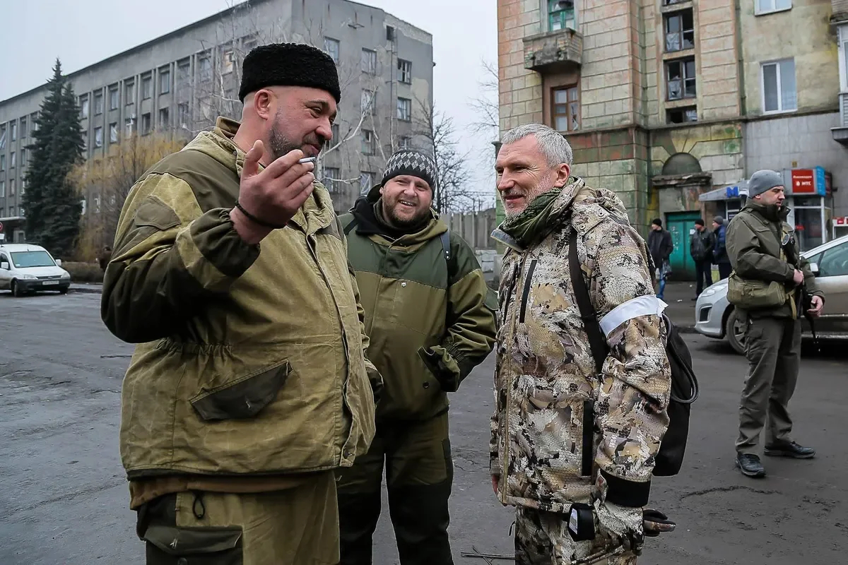 Alexey Zhuravlyov (on the right) with Mayor of the city Debaltseve, Alexander Afendikov (on the right), in the “DPR”, 1 March 2015. Photo: Facebook