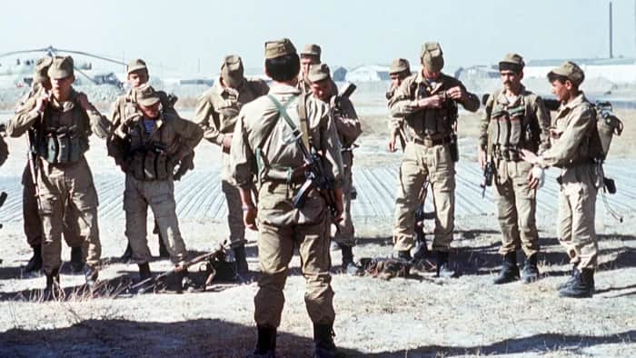 Советская группа СпН готовится к выходу на задание. Афганистан, 1988. Фото: Михаил Евстафьев