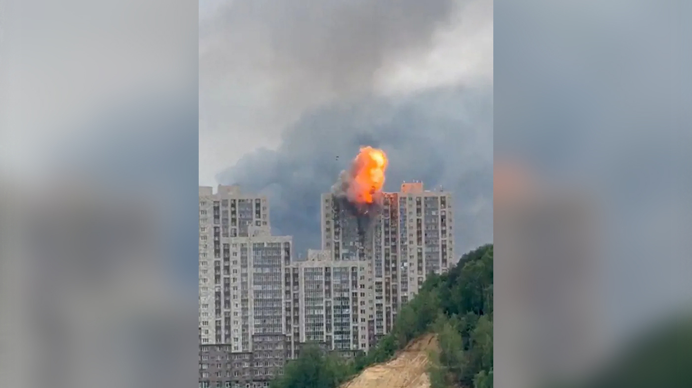 Фото попадания беспилотника в жилые дома в Подмосковье. Фото: Скриншот видео из соцсетей