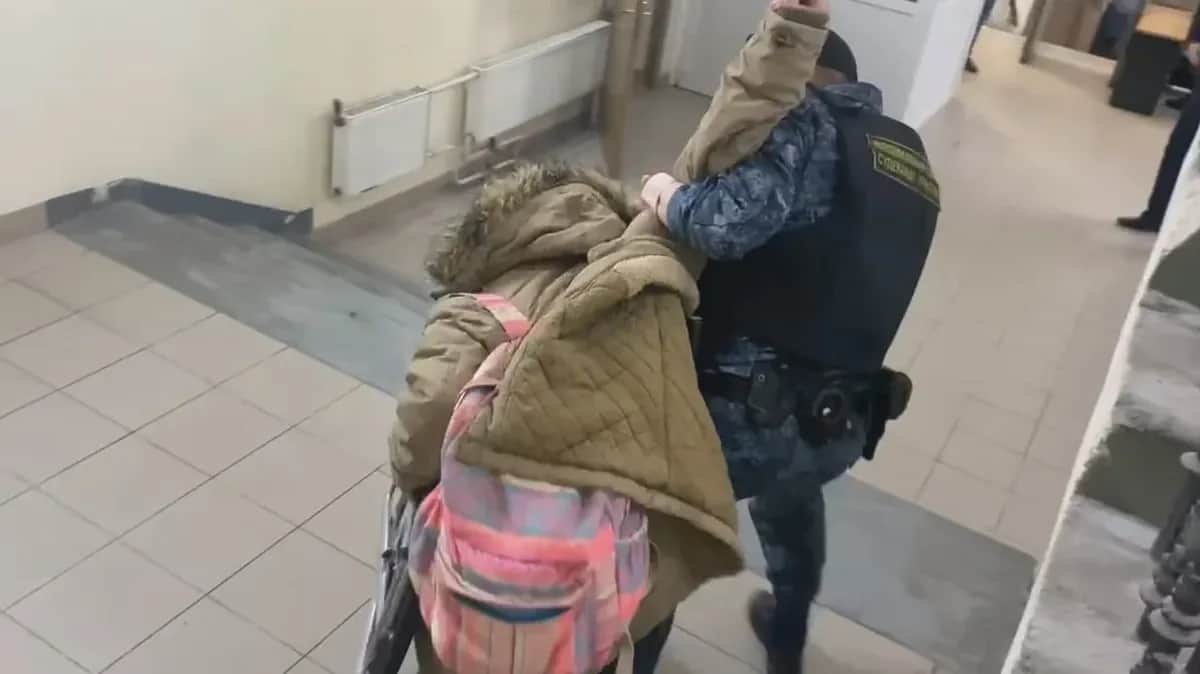 Screenshot from the video showing Sergey Proshnov forcibly removing activist Anush Panina from the courtroom during Sasha Skochilenko’s trial. Source: Bumaga