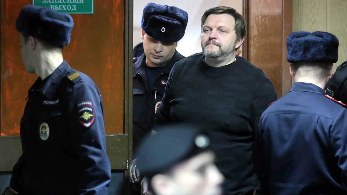 Никита Белых (в центре) под конвоем на заседании в Пресненском районном суде Москвы, 1 февраля 2018 года. Фото: Максим Шипенков / EPA-EFE