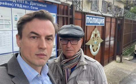 Атаманчук с адвокатом Сергеем Костиным. Фото: Светлана Кравченко для «Кавказского узла»