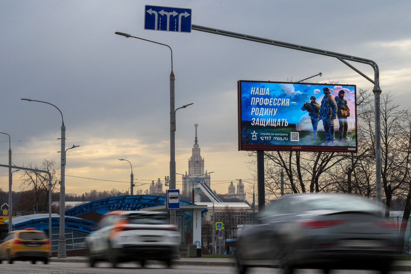 An advertisement for contract service in the Russian military, Moscow. Photo: Ramil Sitdikov / Reuters / Scanpix / LETA