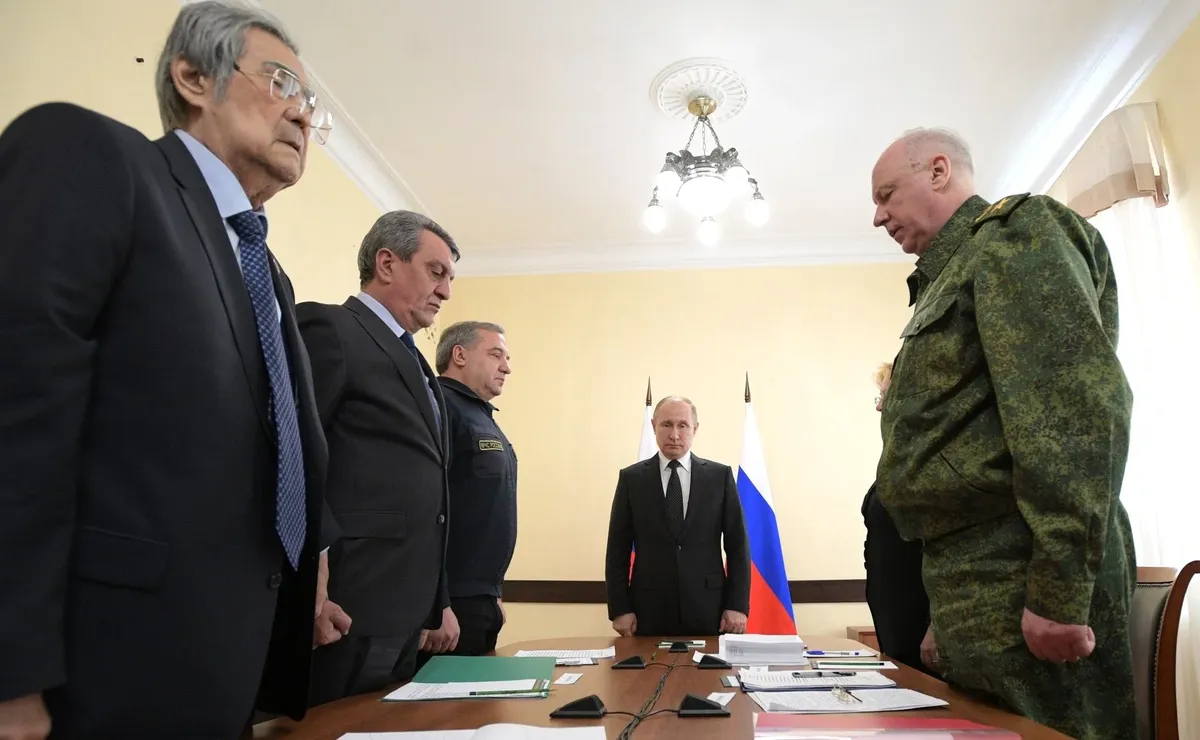 Владимир Путин на совещании после пожара в Кемерово с Аманом Тулеевым, Владимиром Пучковым, Вероникой Скворцовой и Александром Бастрыкиным, 27 марта 2018 года. Фото: Wikimedia Commons , CC BY 4.0