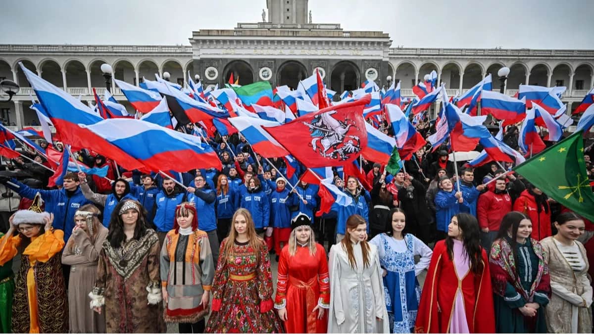 Люди с флагами принимают участие в праздновании Дня народного единства в Москве, Россия, 4 ноября 2025 года. Фото: Юрий Кочетков / Спутник / Imago Images / Scanpix / LETA