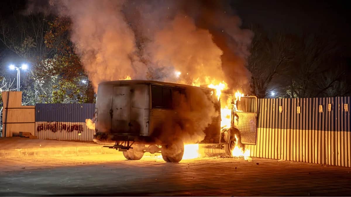 Горящий грузовик во время акций протеста в Тегеране, Иран, 8 января 2026 года. Фото: Khoshiran / MEI / SIPA / Scanpix / LETA