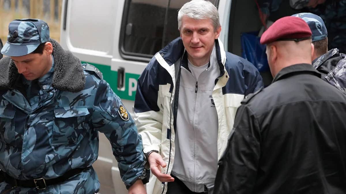 Бывший генеральный директор компании «Менатеп» Платон Лебедев под конвоем доставлен в Хамовнический районный суд Москвы, Россия, 16 апреля 2009 года. Фото: Юрий Кочетков / EPA